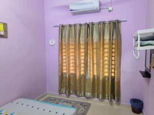 a room with a shower curtain in a room at Homestay Barakah Cenang Langkawi in Pantai Cenang