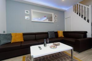 sala de estar con sofá y mesa en TOWLER HOUSE APARTMENTS 6 beds in 3 bedrooms en Leeds