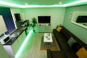 sala de estar con sofá y cocina en TOWLER HOUSE APARTMENTS 6 beds in 3 bedrooms en Leeds