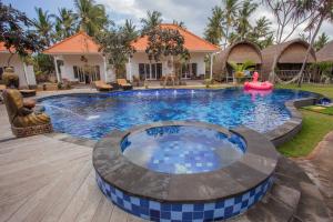 a swimming pool in a yard with a house at Sanghyang Bay Villas in Nusa Lembongan