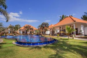 a house with a large swimming pool in a yard at Sanghyang Bay Villas in Nusa Lembongan