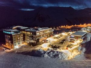 Nespecifikovaný výhled na hory nebo výhled na hory při pohledu z hotelu