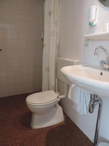 Koupelna v ubytování Hotel Ekamper + 16 fotografií