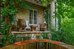 a patio with a table with frisbees on it at Suite Martinus am Vortexgarten Mathildenhöhe in Darmstadt