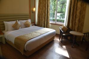 Postel nebo postele na pokoji v ubytování Opulent by Udman Chhattarpur + 37 fotografií