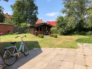 a bike parked in front of a house at Ferienhaus Nordseerobbe in Friedrichskoog