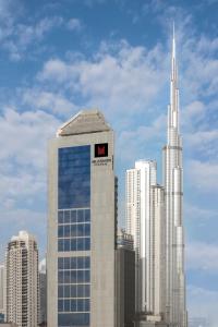 vistas a un rascacielos grande con vistas a la ciudad en Millennium Central Downtown, en Dubái