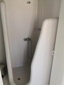 克洛瓦斯的住宿－Ftelia Breeze，浴室配有白色浴缸和淋浴。