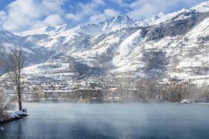 Le Cyprès en centre ville Bourg-Saint-Maurice during the winter