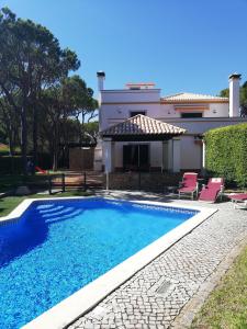 ein Pool vor einem Haus in der Unterkunft Coreto's Village in Praia Verde