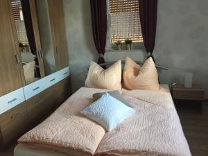 Ein Bett oder Betten in einem Zimmer der Unterkunft Zum Bergschlösschen