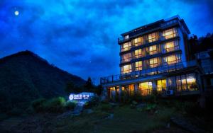 淳安千岛湖暖晚民宿的夜间有灯的建筑