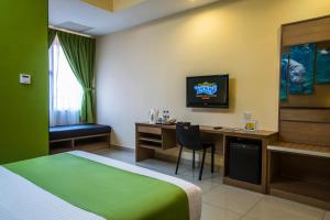 Camera con letto e scrivania con computer. di Sunway Lost World Hotel a Ipoh Altre 30 foto