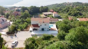 una vista aérea de una casa en un pueblo en Villa Marta en Opatija