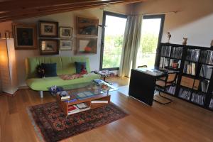 ein Wohnzimmer mit einem grünen Sofa und einem Tisch in der Unterkunft CASA LLEVADORA in Pals
