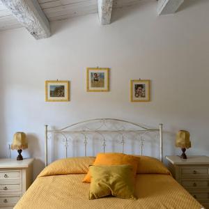 Katil atau katil-katil dalam bilik di La Peschiera B&B
