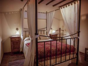 ein Schlafzimmer mit einem Himmelbett mit Baldachin in der Unterkunft La Cañada del Valle del Jerte in Navaconcejo + 43 Fotos