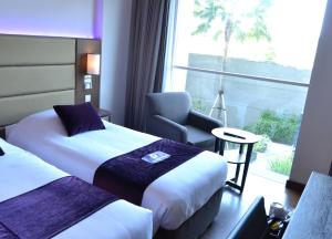 Premier Place Surabaya Airport客房内的一张或多张床位
