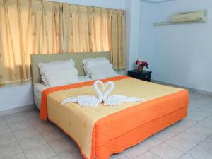 TKC condo في Ban Bo Nam: غرفة نوم عليها سرير وفوط بيضاء