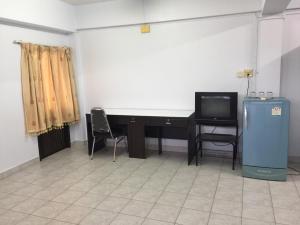 a room with a desk with a tv and a computer at TKC condo in Ban Bo Nam