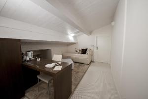 a room with a desk and a couch at Edificio 15 House Elite in Rodi Garganico