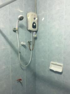 La salle de bains est pourvue d'une douche et d'un téléphone mural. dans l'établissement TKC condo, à Ban Bo Nam