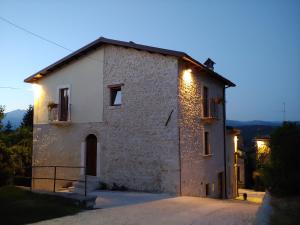 un edificio con luces en el lateral. en Castello di Fagnano -Albergo Diffuso & SPA en Fagnano Alto