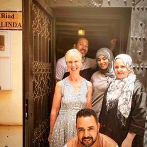 Un gruppo di persone che si mettono in piedi su una porta di Riad Linda a Marrakech