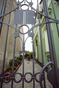 a view through the gate of a building at Pension Kokel in Dumbrăveni