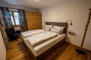 Кровать или кровати в номере Leni´s Appartements
