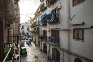 un callejón con edificios y coches en una calle en Trip Rooms, en Palermo