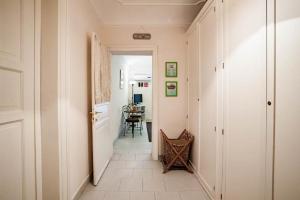pasillo con mesa y silla en una habitación en Trip Rooms, en Palermo