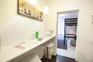 baño con encimera blanca y lavamanos en Trip Rooms, en Palermo