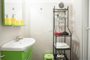 baño con lavabo, espejo y estante en Trip Rooms, en Palermo 5 fotos más