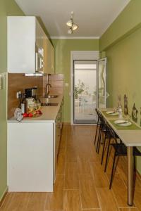 een keuken met een aanrecht en een tafel met stoelen bij YOUR ATTIKI HOME vipgreece in Athene