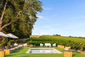 Ein Garten an der Unterkunft Château de Tauzies, The Originals Relais
