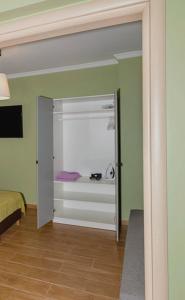 een kamer met een slaapkamer met een bed en een raam bij YOUR ATTIKI HOME vipgreece in Athene