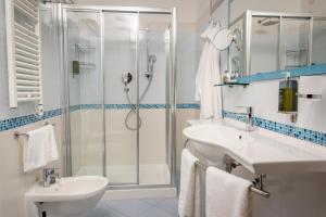 een badkamer met een douche en een wastafel bij Aqua Hotel in Rimini