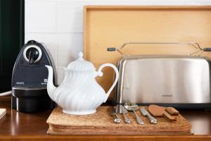 Příslušenství pro přípravu čaje a kávy v ubytování Quinta do Valdalágea