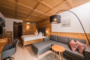Posteľ alebo postele v izbe v ubytovaní Berghotel - Sexten