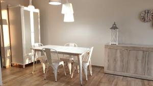 ein Esszimmer mit einem weißen Tisch und Stühlen in der Unterkunft La Guardata Agriturismo in Montefiascone