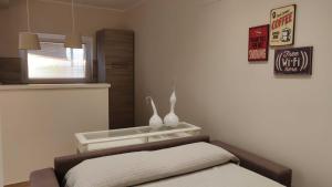 sypialnia z łóżkiem i stołem z wazami w obiekcie La Guardata Agriturismo w mieście Montefiascone