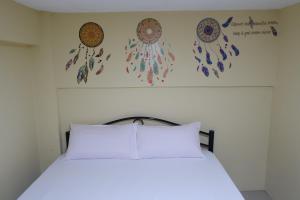 Postel nebo postele na pokoji v ubytování Alpina Monte Carlo Travellers Inn