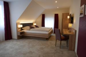 1 dormitorio con 1 cama y escritorio con silla en Hotel van Lendt - Ihr Frühstückshotel garni, en Dulmen