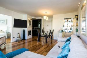 A television and/or entertainment centre at Luxury Apartament in Marina