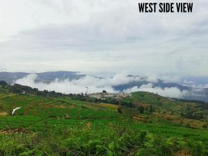 Imagem da galeria de The Bowers Chalet Private Campfire & Lawn BBQ, WIFI, Breakfast Hill Top 360 degree view em Ooty