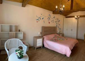 1 dormitorio con 1 cama, 1 mesa y 1 silla en El pajar de Miro en Villaturiel