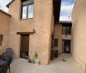 un patio vacío de una casa con un edificio en El pajar de Miro, en Villaturiel