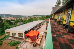 an overhead view of a building with awnings and tables at Hotel Restaurant 7 Berge am Schlehberg in Alfeld