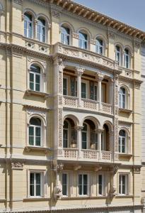 un gran edificio con muchas ventanas en The Modernist Hotel en Trieste